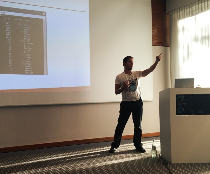 Dedoimedo presenting at LinuxCon 2016