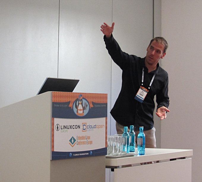 Dedoimedo presenting at LinuxCon 2014